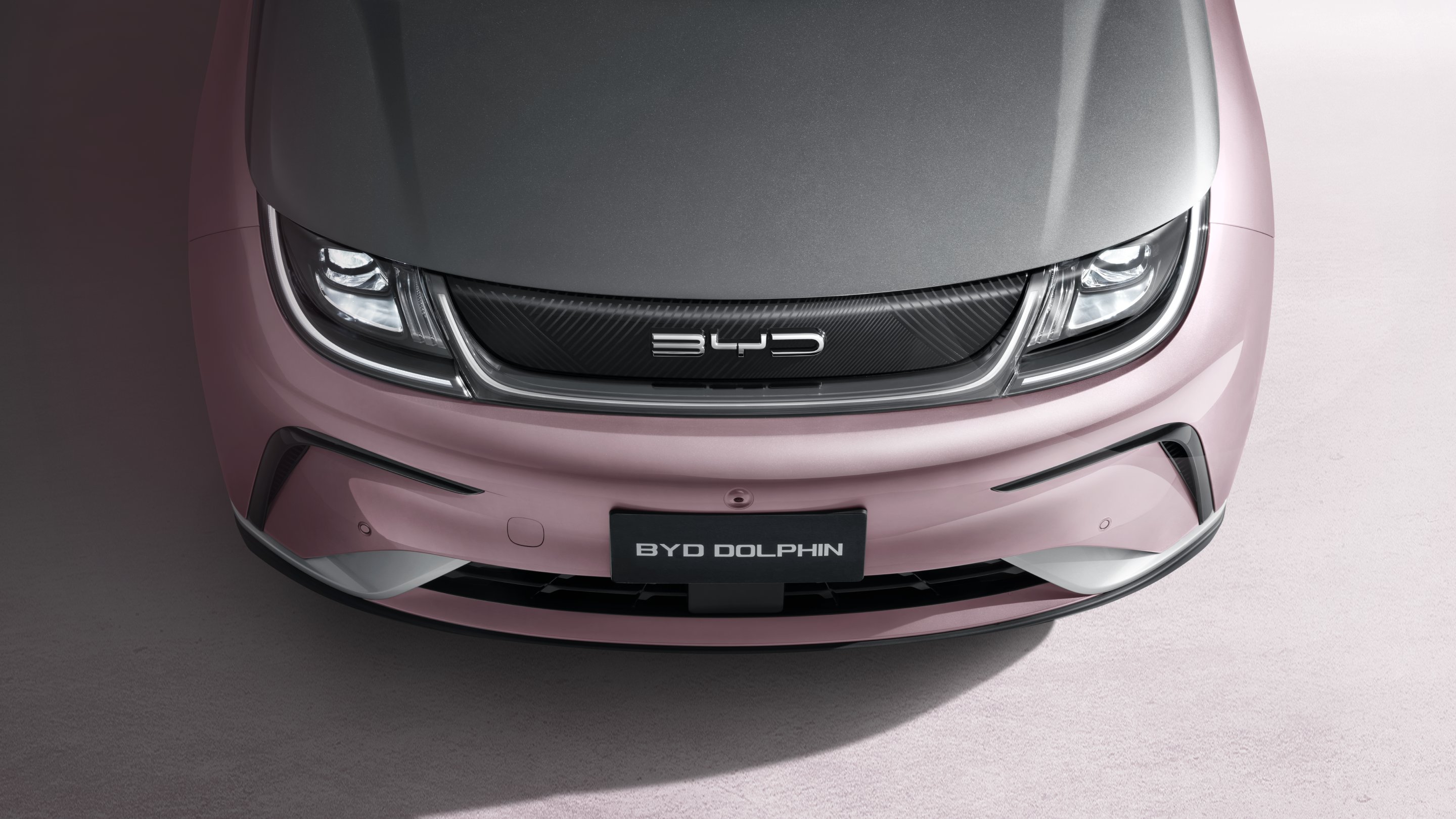 Drawstring top with elastic loop closure and textured interior padding.