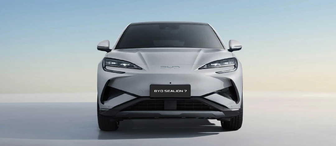 Drawstring top with elastic loop closure and textured interior padding.